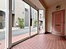エントランス：綺麗に整備されており、行き届いた管理体制をうかがわせます。