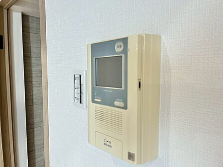 誰が来てもわかる様にモニター付きインターホンを設置。