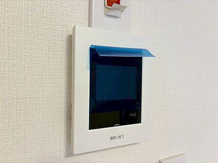 誰が来てもわかる様にモニター付きインターホンを設置。