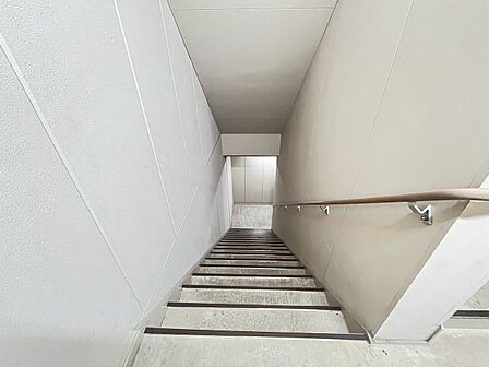 共用部の階段です。明るく清潔に管理されています。