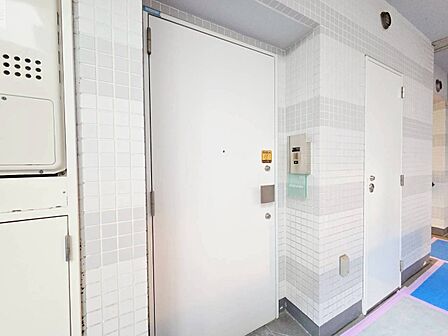 清潔感のある落ち着いた雰囲気の玄関です。