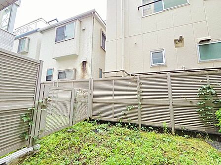 陽当たり・通風・開放感に恵まれた環境です。