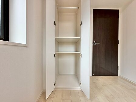 家電やスーツケース、ストック品など何でも片付く嬉しい空間です。