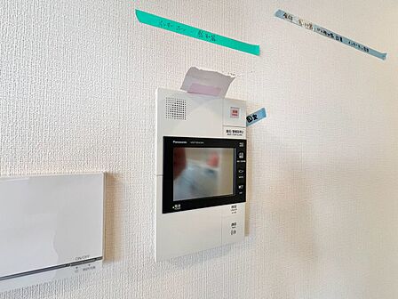 誰が来てもわかる様にモニター付きインターホンを設置。