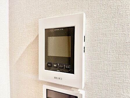 誰が来てもわかる様にモニター付きインターホンを設置。
