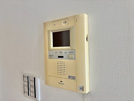 誰が来てもわかる様にモニター付きインターホンを設置。