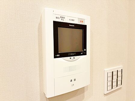 誰が来てもわかる様にモニター付きインターホンを設置。