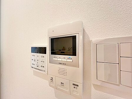 誰が来てもわかる様にモニター付きインターホンを設置。