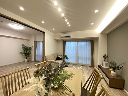 シンプルな内装と偏り過ぎないデザインで統一しました。