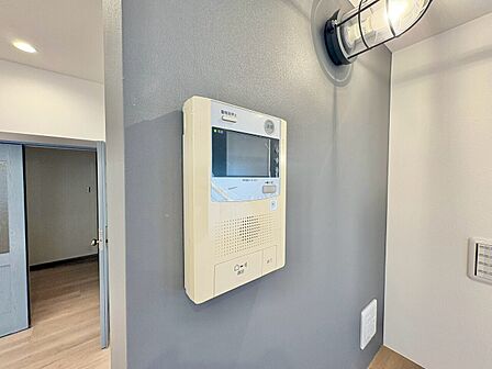 誰が来てもわかる様にモニター付きインターホンを設置。