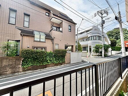 陽当たり・通風・開放感に恵まれた環境です。