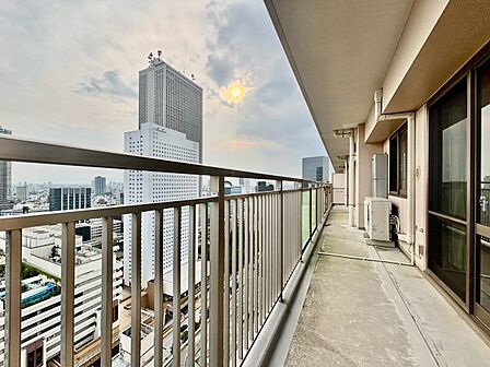 朝の澄んだ空気や、夕方に吹く清々しい風を感じられるバルコニー。