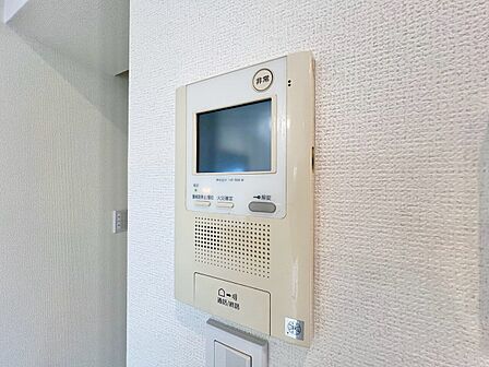 誰が来てもわかる様にモニター付きインターホンを設置。