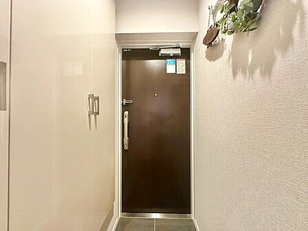 清潔感のある落ち着いた雰囲気の玄関です。