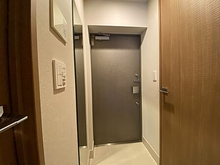 清潔感のある落ち着いた雰囲気の玄関です。