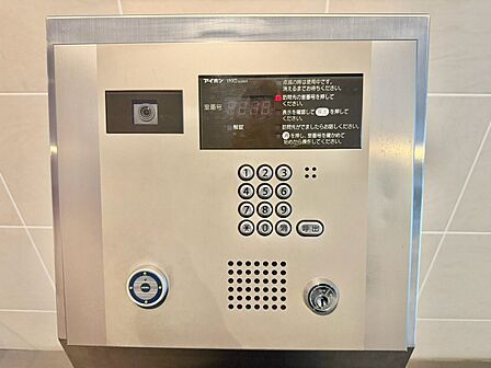 誰が来てもわかる様にモニター付きインターホンを設置。