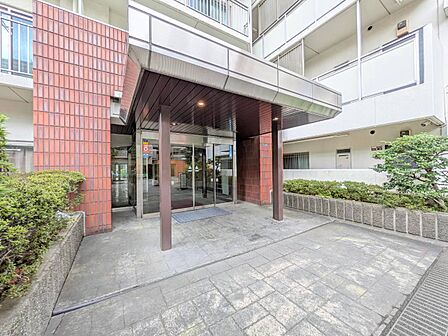 上質感漂う玄関アプローチです。