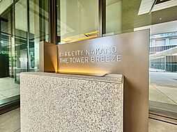 スタイリッシュなエンブレム。お洒落なマンションは入り口から。