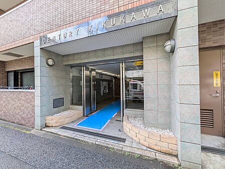 上質感漂う玄関アプローチです。