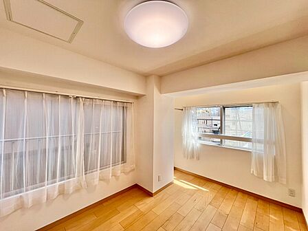 清かで艶やかな時間をもたらしてくれる室内です。
