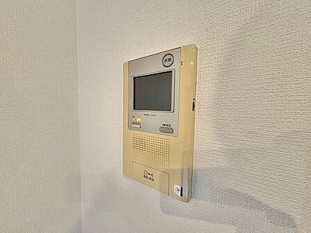 誰が来てもわかる様にモニター付きインターホンを設置。