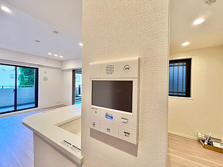 誰が来てもわかる様にモニター付きインターホンを設置。