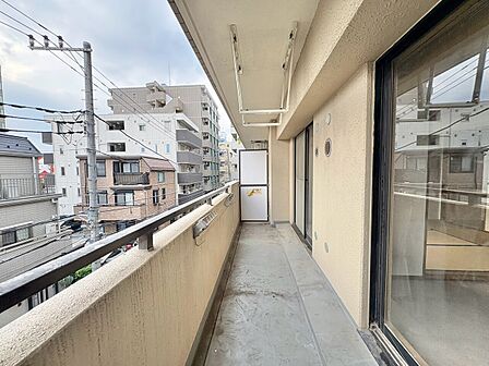 朝の澄んだ空気や、夕方に吹く清々しい風を感じられるバルコニー。