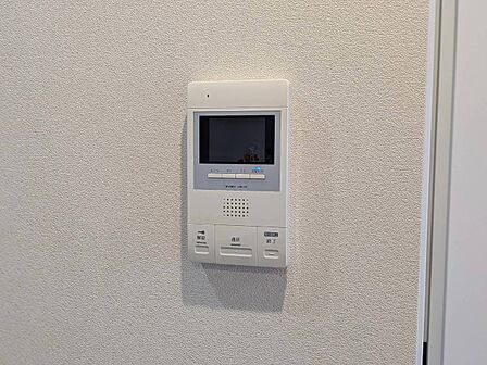 誰が来てもわかる様にモニター付きインターホンを設置。