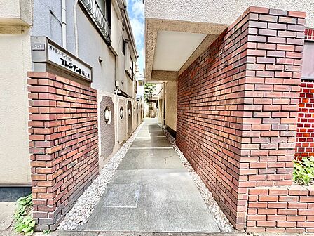 上質感漂う玄関アプローチです。