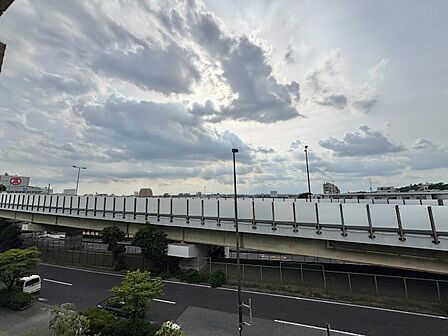 陽当たり・通風・開放感に恵まれた環境です。