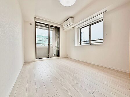 清かで艶やかな時間をもたらしてくれる室内です。