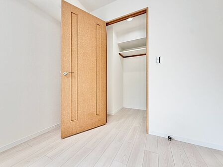 家電やスーツケース、ストック品など何でも片付く嬉しい空間です。