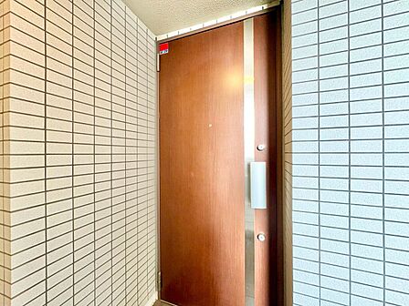 清潔感のある落ち着いた雰囲気の玄関です。