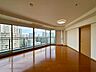 室内：通風・採光に優れ、心地よい光と風が溢れています。