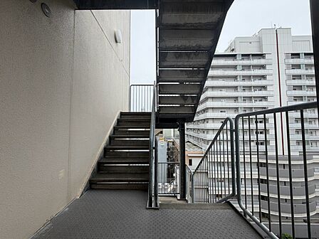 共用部の階段です。明るく清潔に管理されています。