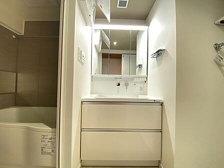 清潔感を感じられる洗面化粧台。