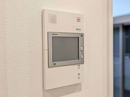誰が来てもわかる様にモニター付きインターホンを設置。