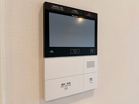 誰が来てもわかる様にモニター付きインターホンを設置。