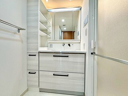 清潔感を感じられる洗面化粧台。