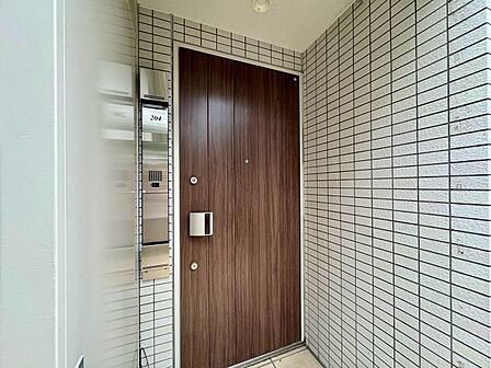 清潔感のある落ち着いた雰囲気の玄関です。