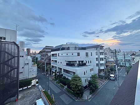 陽当たり・通風・開放感に恵まれた環境です。