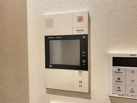 誰が来てもわかる様にモニター付きインターホンを設置。