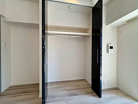家電やスーツケース、ストック品など何でも片付く嬉しい空間です。