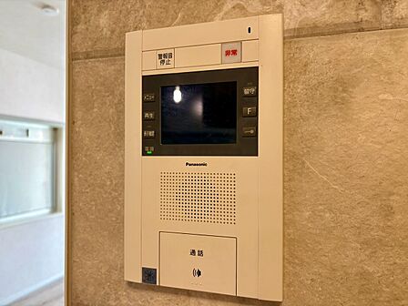 誰が来てもわかる様にモニター付きインターホンを設置。
