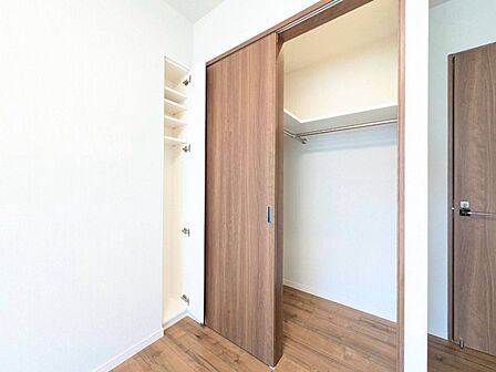 家電やスーツケース、ストック品など何でも片付く嬉しい空間です。