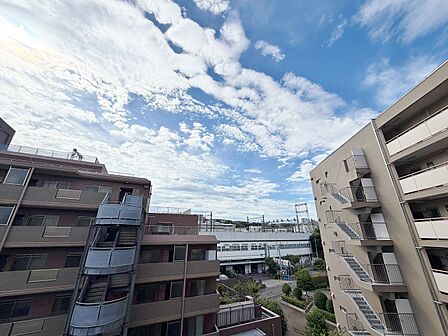 陽当たり・通風・開放感に恵まれた環境です。