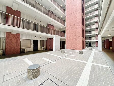 マンションの敷地内には、中庭もございます。