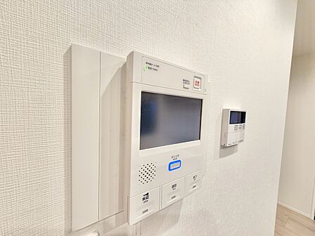 誰が来てもわかる様にモニター付きインターホンを設置。