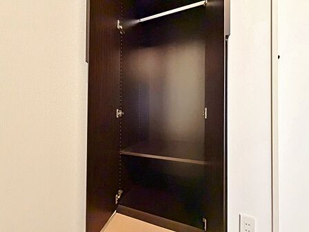 家電やスーツケース、ストック品など何でも片付く嬉しい空間です。