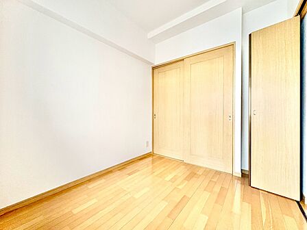 清かで艶やかな時間をもたらしてくれる室内です。